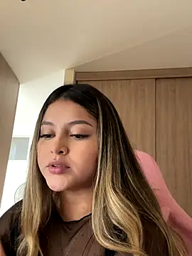 Snapshot of lunablossom_ chatting on December 14, 2025, 9:42 pm lunablossom online show from December 14, 2025, 9:42 pm