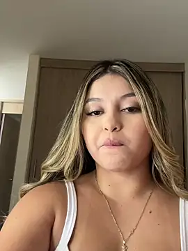 Snapshot of lunablossom_ chatting on January 11, 2026, 9:11 pm lunablossom online show from January 11, 2026, 9:11 pm