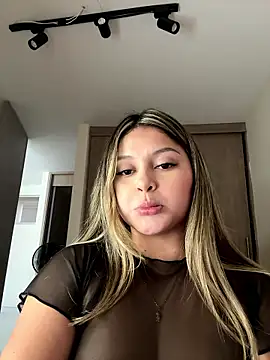 Snapshot of lunablossom_ chatting on January 10, 2026, 10:05 pm lunablossom online show from January 10, 2026, 10:05 pm