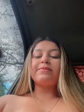 Snapshot of lunablossom_ chatting on December 4, 2025, 8:52 pm lunablossom online show from December 4, 2025, 8:52 pm