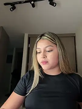 Snapshot of lunablossom_ chatting on January 8, 2026, 3:12 am lunablossom online show from January 8, 2026, 3:12 am