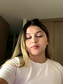 Snapshot of lunablossom_ chatting on December 20, 2025, 1:41 am lunablossom online show from December 20, 2025, 1:41 am