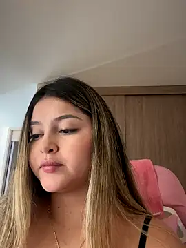 Snapshot of lunablossom_ chatting on December 3, 2025, 9:25 pm lunablossom online show from December 3, 2025, 9:25 pm