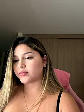 Snapshot of lunablossom_ chatting on December 2, 2025, 1:39 am lunablossom online show from December 2, 2025, 1:39 am