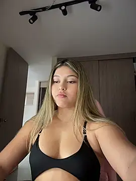 Snapshot of lunablossom_ chatting on June 22, 2026, 10:07 pm lunablossom online show from June 22, 2026, 10:07 pm