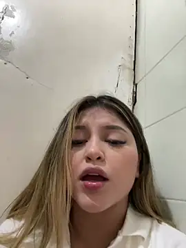 lunablossom  online show from March 17, 2025, 3:25 am