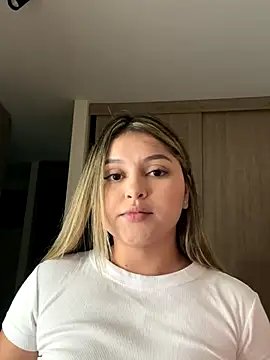 Snapshot of lunablossom_ chatting on January 7, 2026, 12:26 am lunablossom online show from January 7, 2026, 12:26 am