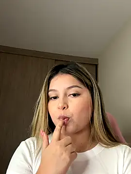 lunablossom  online show from September 26, 2025, 12:50 am