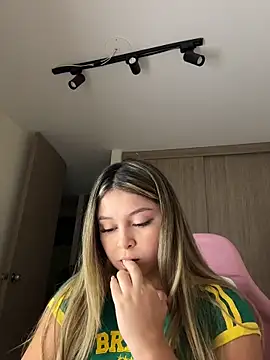 lunablossom  online show from February 19, 2026, 12:18 am