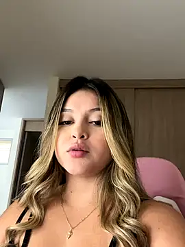 Snapshot of lunablossom_ chatting on November 28, 2025, 8:42 pm lunablossom online show from November 28, 2025, 8:42 pm