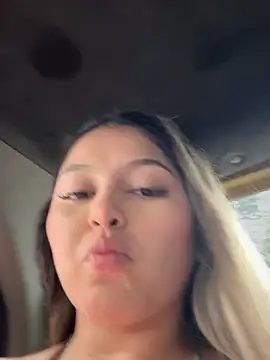 Snapshot of lunablossom_ chatting on December 5, 2025, 8:39 pm lunablossom online show from December 5, 2025, 8:39 pm