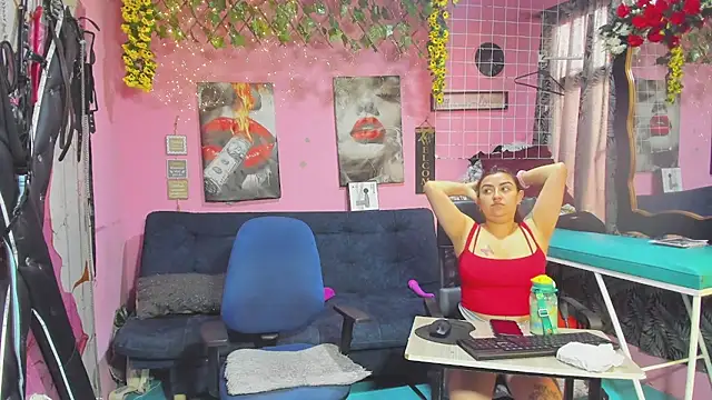 lesbiancuple online show from May 26, 2026, 1:20 pm