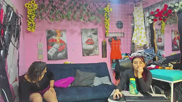 lesbiancuple online show from May 9, 2026, 1:25 pm