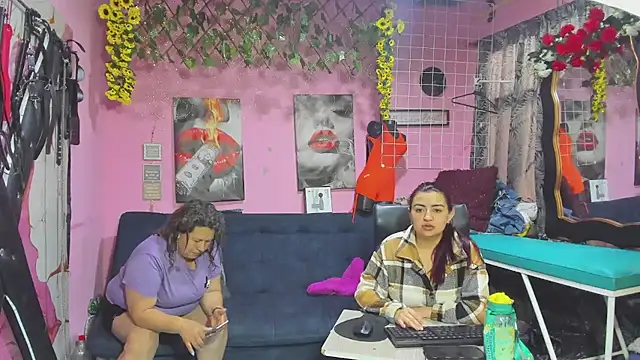 lesbiancuple online show from May 19, 2026, 12:23 pm