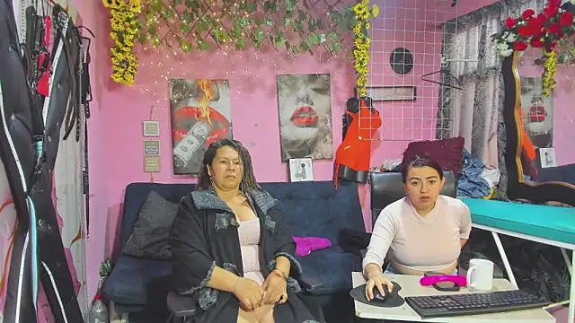 lesbiancuple online show from May 20, 2026, 12:24 pm