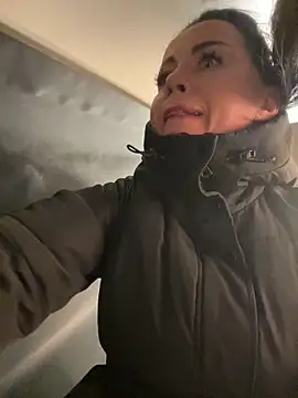 CrazzyChicks online show from February 12, 2026, 6:24 am