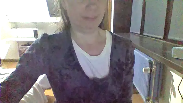 Snapshot of Moi_Lina chatting on October 3, 2025, 10:11 pm Moi Lina online show from October 3, 2025, 10:11 pm