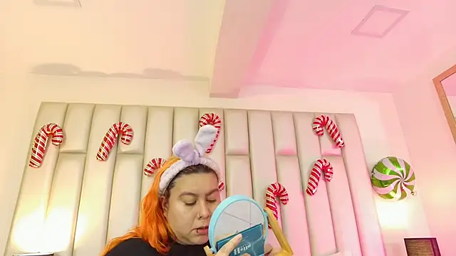 aandreaperez online show from December 22, 2025, 11:54 am