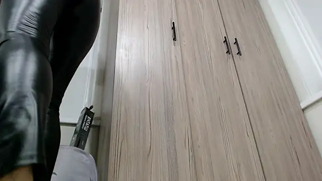 Snapshot of increible_della chatting on February 21, 2026, 8:22 pm increible della online show from February 21, 2026, 8:22 pm