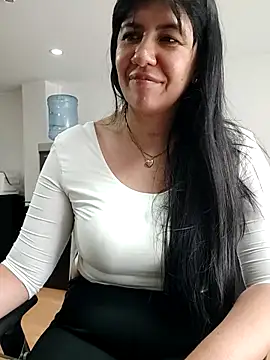 Snapshot of aisha_latina chatting on May 5, 2026, 3:04 pm aisha latina online show from May 5, 2026, 3:04 pm