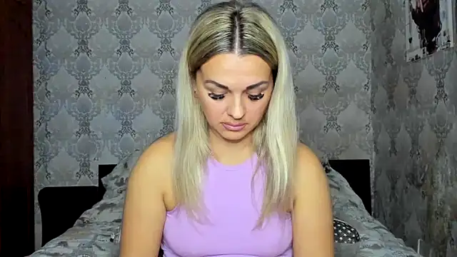 NicoletMoore online show from November 10, 2025, 7:41 pm