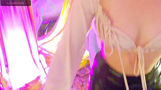 Snapshot of magali_19 chatting on October 18, 2025, 12:01 am magali 19 online show from October 18, 2025, 12:01 am