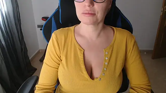 LARACRUZ30 online show from March 3, 2026, 4:47 pm