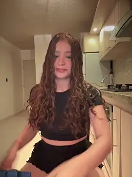 Snapshot of bella_parisi chatting on March 23, 2025, 6:37 am bella parisi online show from March 23, 2025, 6:37 am