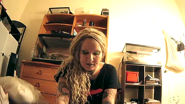 dejadeloree online show from February 5, 2025, 3:02 am