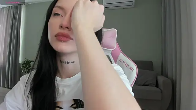 JenniferQueen11 online show from October 16, 2025, 6:43 am