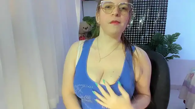 lorenitabella online show from November 28, 2025, 9:59 pm