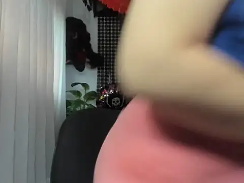 lorenitabella online show from October 13, 2025, 8:32 pm