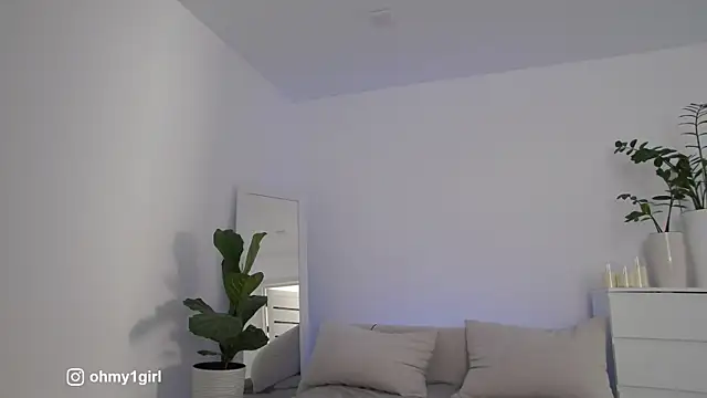 Fallinlove1 online show from October 26, 2025, 12:05 pm