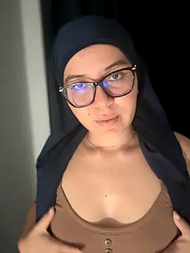 Snapshot of MatchedEyebrow chatting on November 21, 2025, 10:09 pm MatchedEyebrow online show from November 21, 2025, 10:09 pm