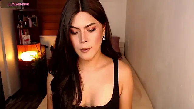 SweetieZeveey  online show from June 27, 2026, 10:49 pm