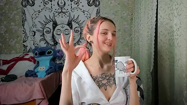 Snapshot of Cutie_Adelia chatting on January 16, 2025, 4:07 pm Cutie Adelia online show from January 16, 2025, 4:07 pm