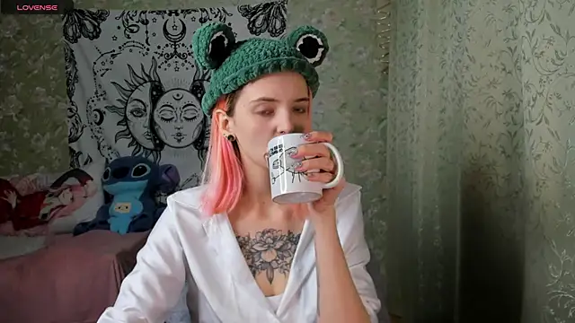 Snapshot of Cutie_Adelia chatting on January 7, 2025, 1:03 pm Cutie Adelia online show from January 7, 2025, 1:03 pm