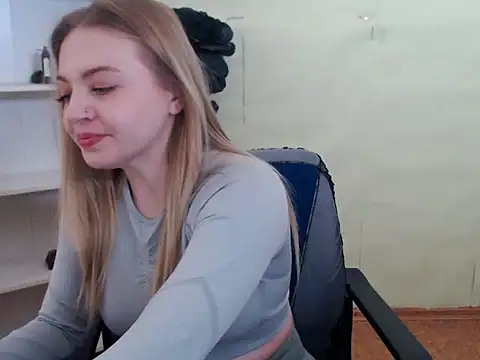 Snapshot of CrazyGloria chatting on March 11, 2025, 5:57 am CrazyGloria online show from March 11, 2025, 5:57 am