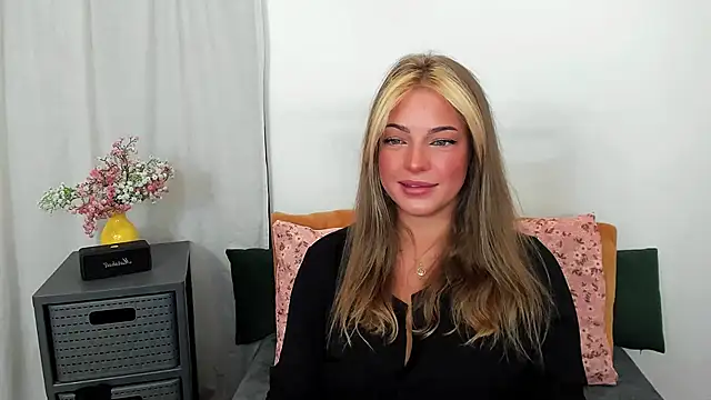Snapshot of LilyBlondee chatting on July 14, 2026, 5:45 am LilyBlondee online show from July 14, 2026, 5:45 am