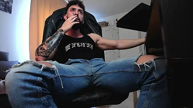 liamaesthetic online show from April 11, 2026, 7:05 am