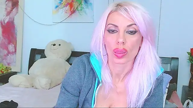 HoneyLara online show from December 3, 2025, 8:52 pm