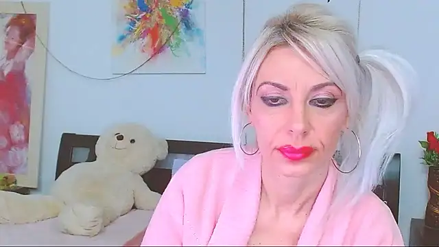 Snapshot of HoneyLara chatting on January 18, 2026, 12:47 am HoneyLara online show from January 18, 2026, 12:47 am