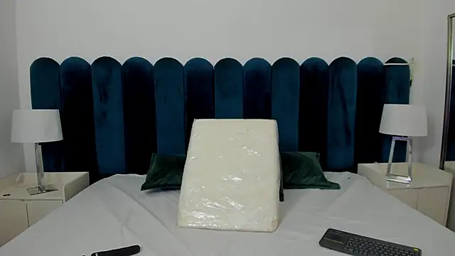 marianaaguii online show from November 16, 2025, 1:27 pm