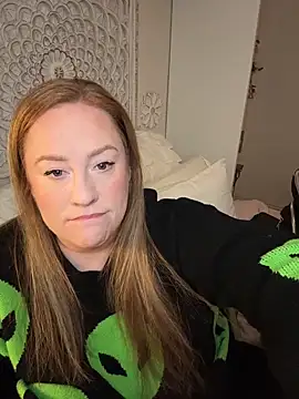 cinnatitties online show from November 2, 2025, 6:24 pm