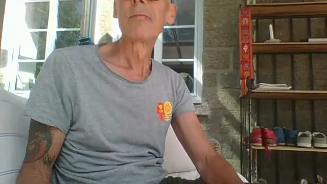 Snapshot of pierre5004 chatting on September 30, 2025, 10:43 am pierre5004 online show from September 30, 2025, 10:43 am