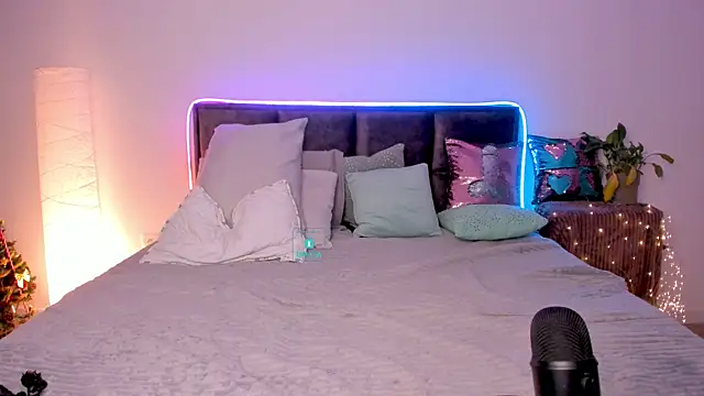 AlexRoseLiRed online show from February 3, 2025, 7:52 pm