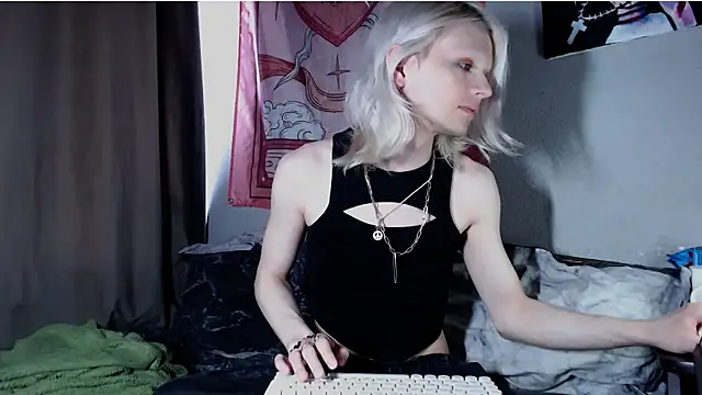 Snapshot of Alien_Bella chatting on July 22, 2026, 1:35 pm Alien Bella online show from July 22, 2026, 1:35 pm