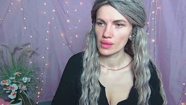 MilaLoona online show from April 17, 2026, 6:05 am