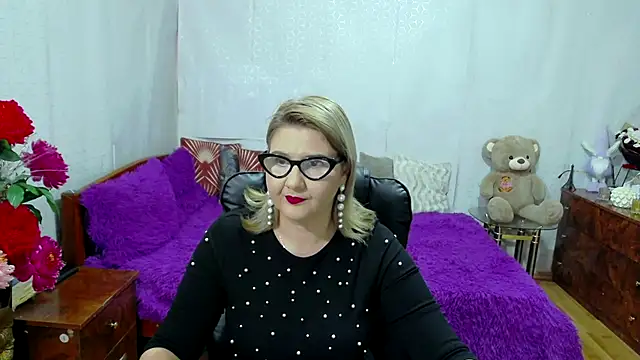 LucilleFenlys online show from October 15, 2025, 8:50 pm