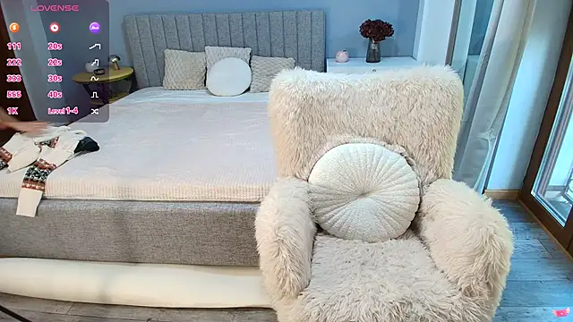 Anna Lewis online show from October 5, 2025, 6:15 am